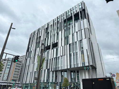 富山市ガラス美術館 正面