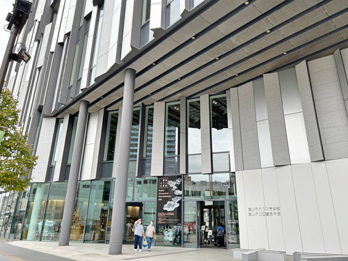 富山市ガラス美術館の入口