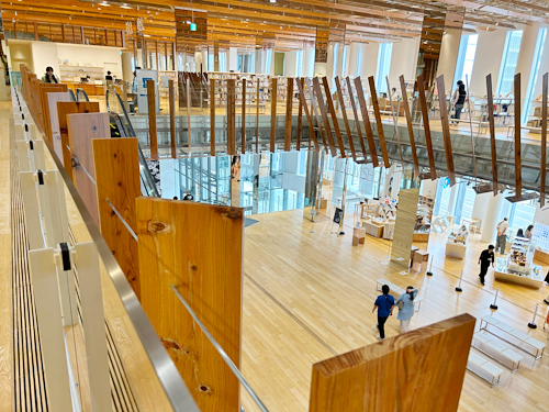 ズラリと並ぶ県産の杉のパネル