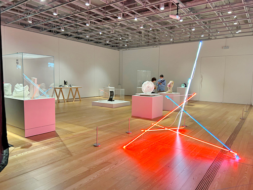 富山市ガラス美術館の展示室