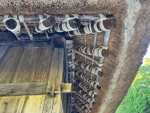 荒縄で固定された軒下