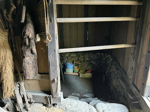 入口右手のうまや