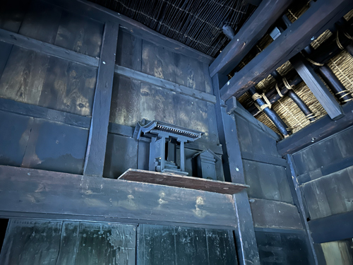 煤で真っ黒の室内