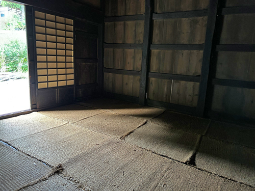 むしろを敷いた座敷