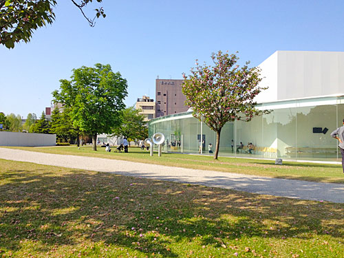 金沢21世紀美術館の横庭