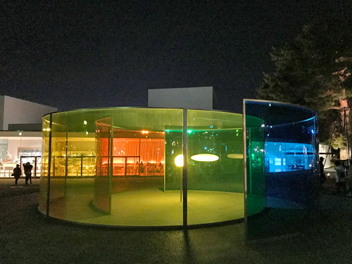 カラー・アクティヴィティ・ハウスのライトアップ