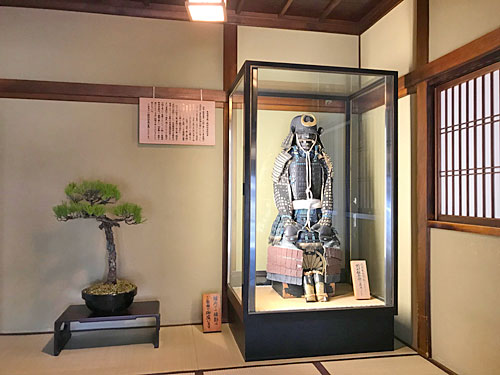 野村家の玄関に飾られた甲冑