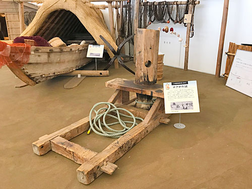 舟を引き上げるロクロ