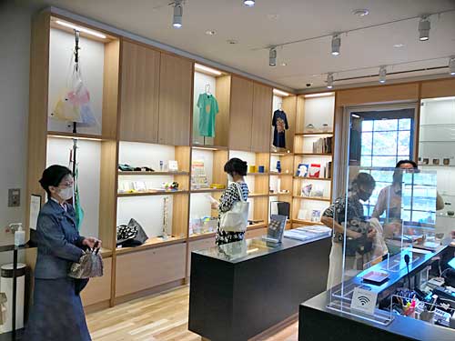 国立工芸館の受付とショップ