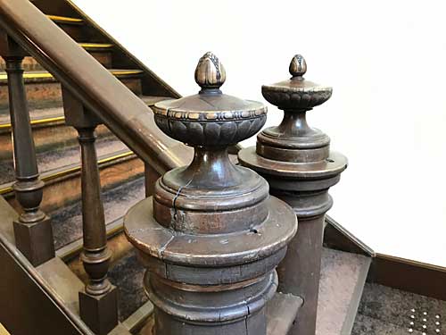 中央階段の傷付いた手すり