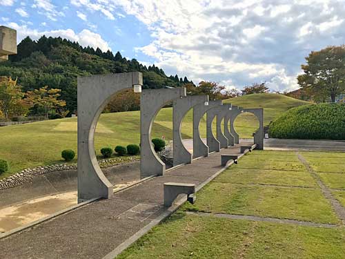 庭の連続するオブジェ