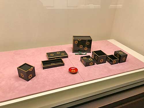 黒漆塗六角井桁文散蒔絵弁当箱