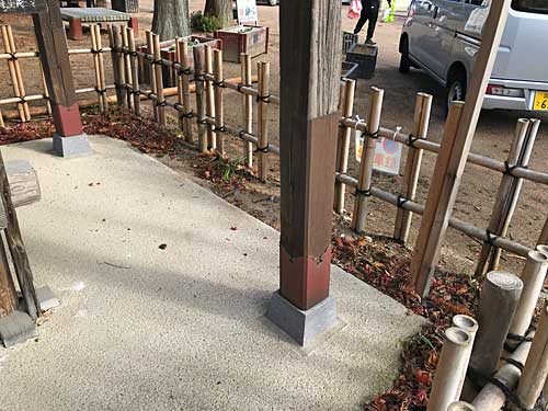 東屋の脚の接ぎ木の跡