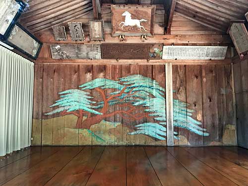 舞殿内部の能舞台