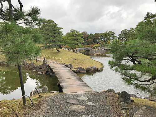 玄宮園の中島へと続く橋