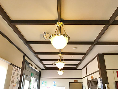 天井のレトロなランプ