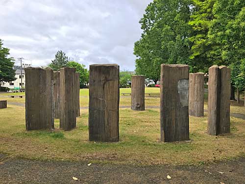 昔は茶色かった環状木柱列