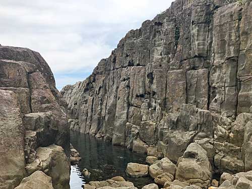 隆起した柱状節理
