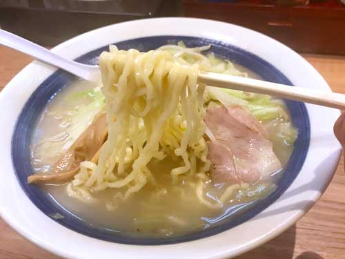 8番らーめんの麺