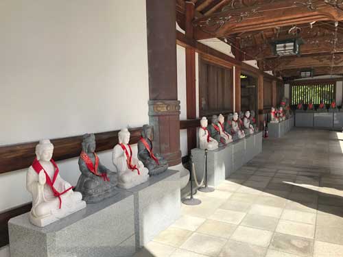 中門内部の石仏群