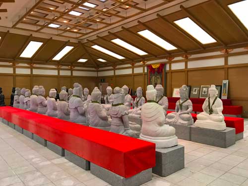 百仏殿内に並ぶ仏像