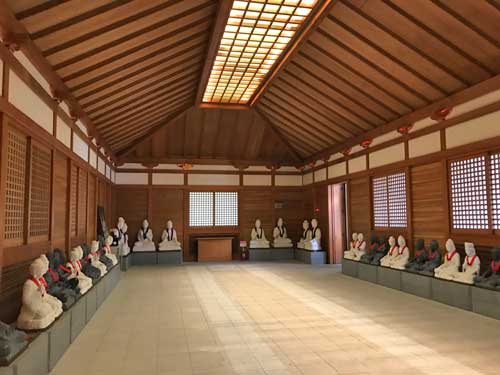 宝仏殿内に並ぶ仏像