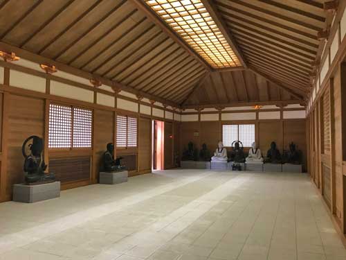 左側の建物の仏像