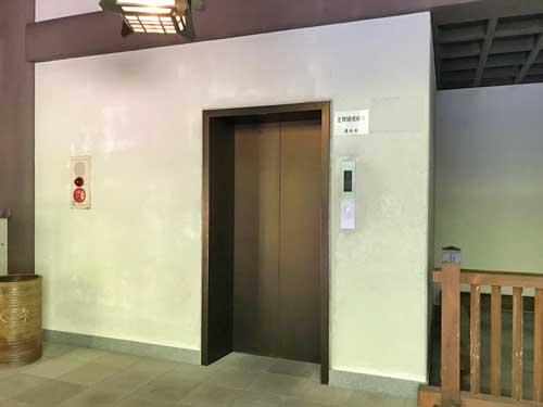 塔内のエレベーター