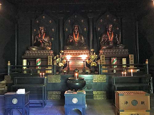 最上階の仏像ルーム