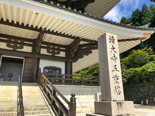 清大寺五重塔の石柱