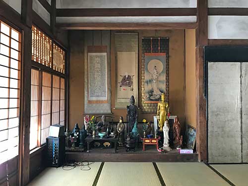 床の間の掛け軸と仏像
