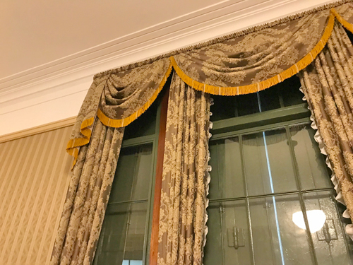 貴賓室のカーテン