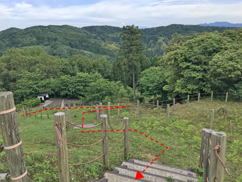 曲輪を繋ぐグネグネの通路