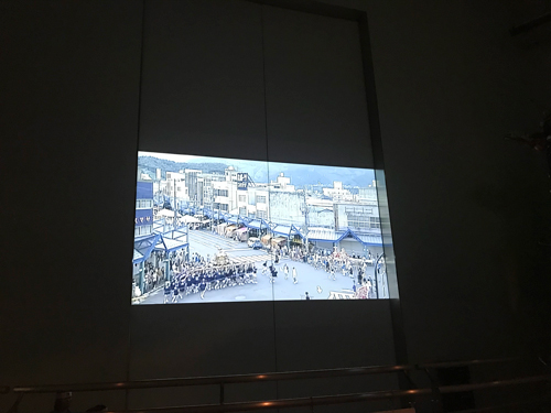 祭りの様子を紹介したミニシアター