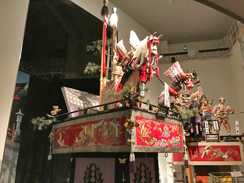 壁から張り出す山車
