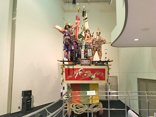 派手な飾りの山車