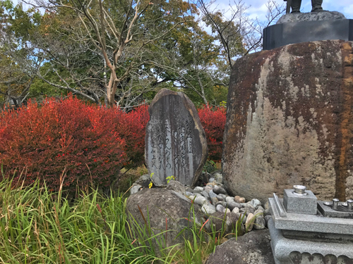 蓮如像脇の歌碑