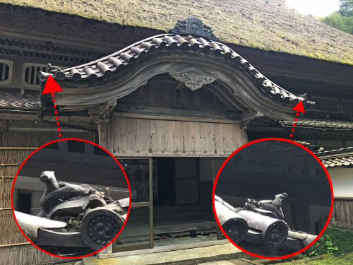 入口の唐破風と装飾