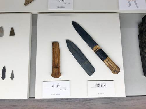 八日市地方遺跡の磨製石剣と剣把