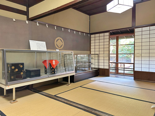 伏木北前船資料館の骨董展示室