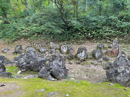 雑然とした湯殿跡庭園